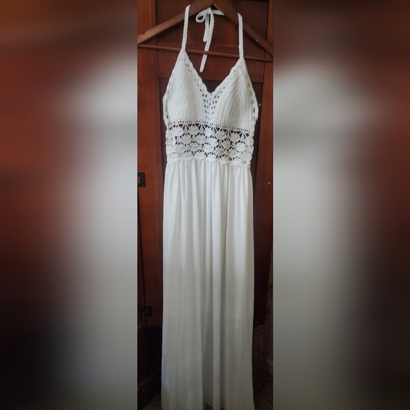 Elegant NWT Beautiful bright white maxi dress w/ v neck. Intricate soft crochet. - Picture 2 of 8